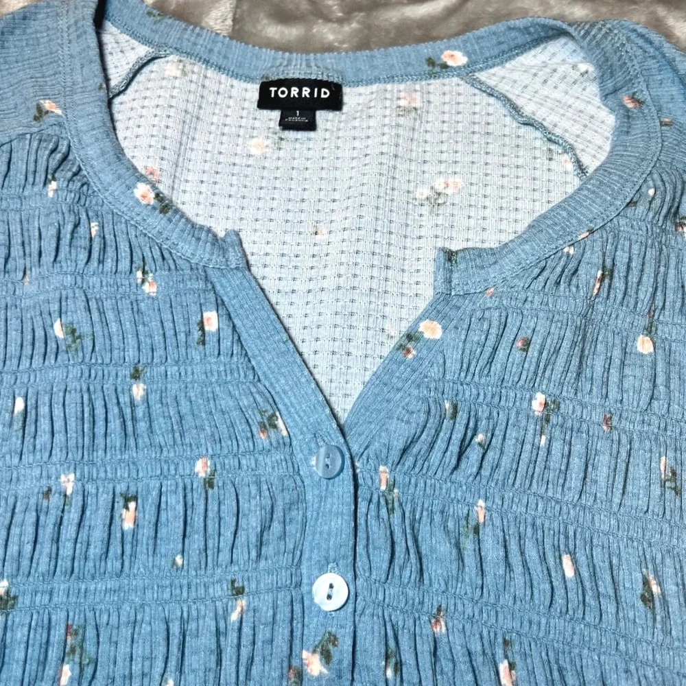 Torrid Womens 1 Plus Size Blue Floral Waffle Knit Smocked Top Henley Babydoll - Picture 6 of 11